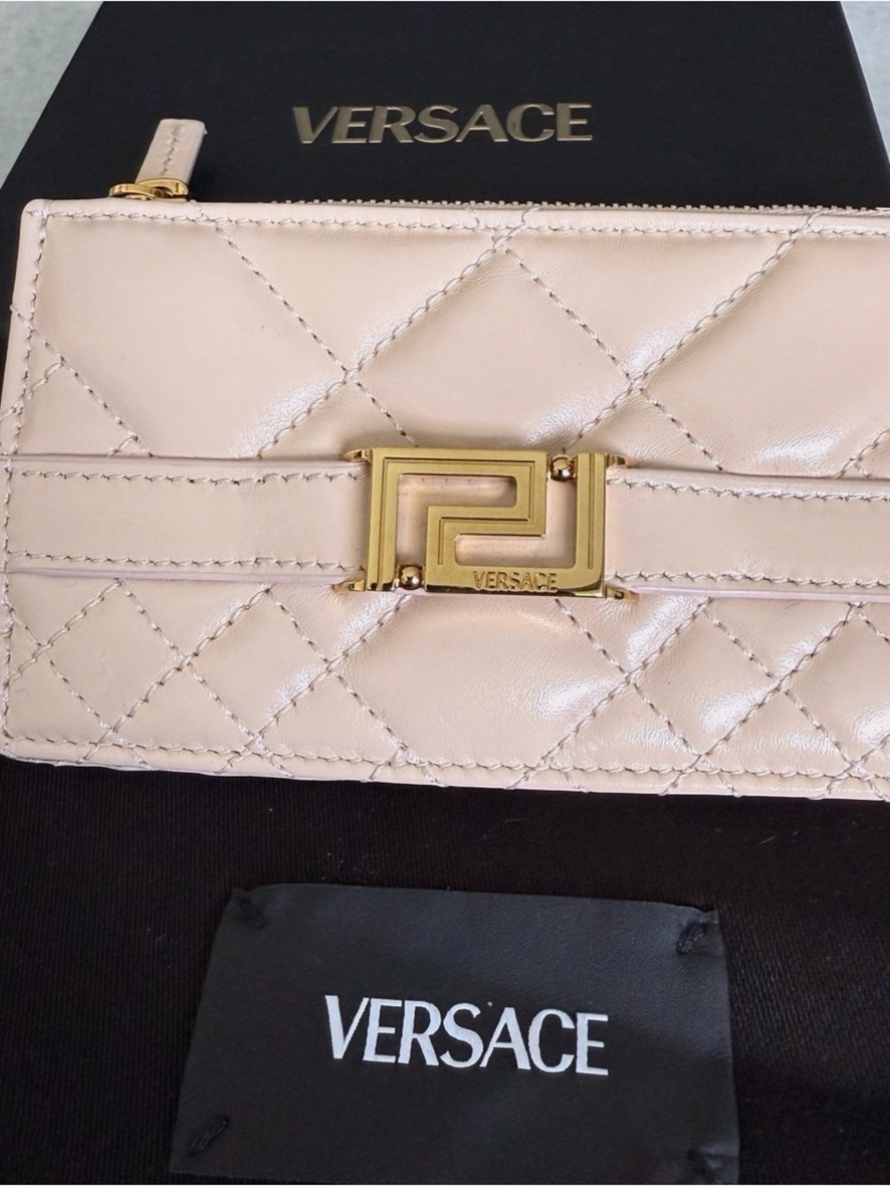 🔥Versace  Calfskin Leather Cream Patent Leather Clutch+ Gold full inclusion 🔥 - Picture 3 of 16